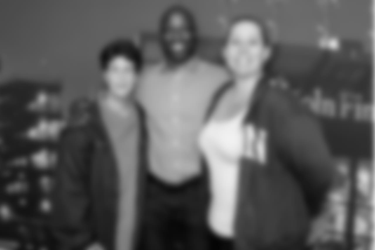 Former Eagles WR Jason Avant stops by to meet with participants