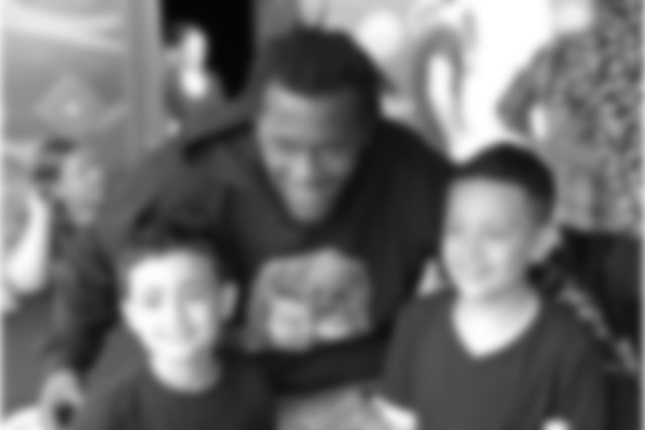 Leodis McKelvin meets some young fans