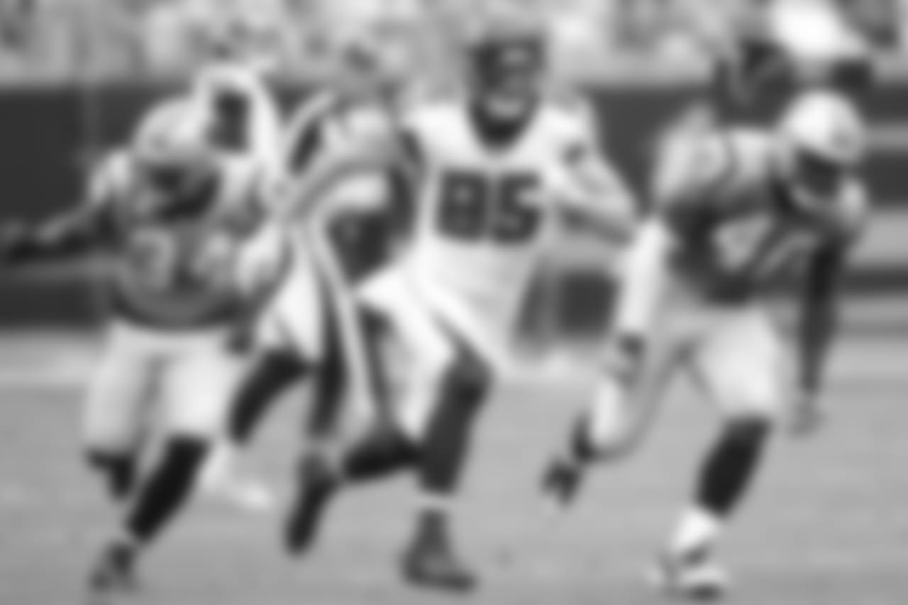 TE Eric Saubert