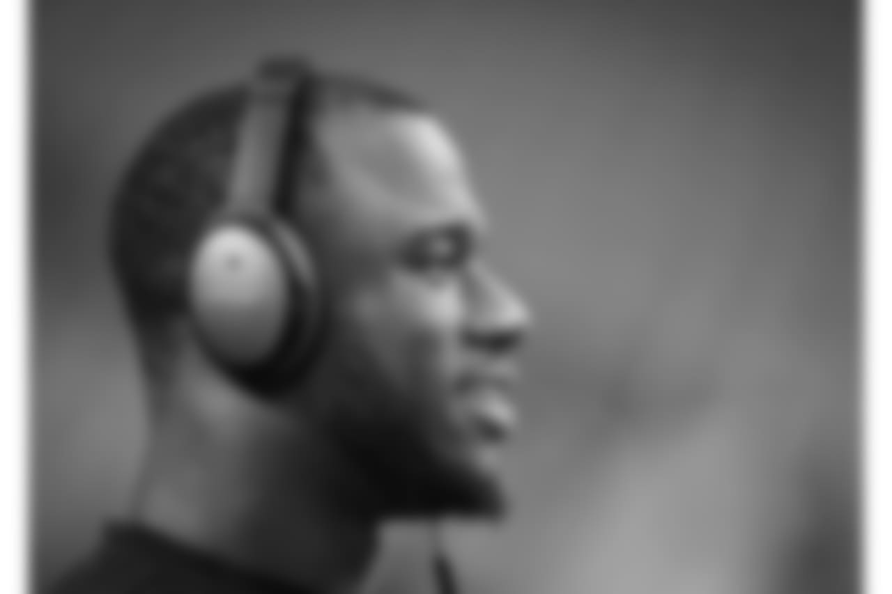 LB Deion Jones