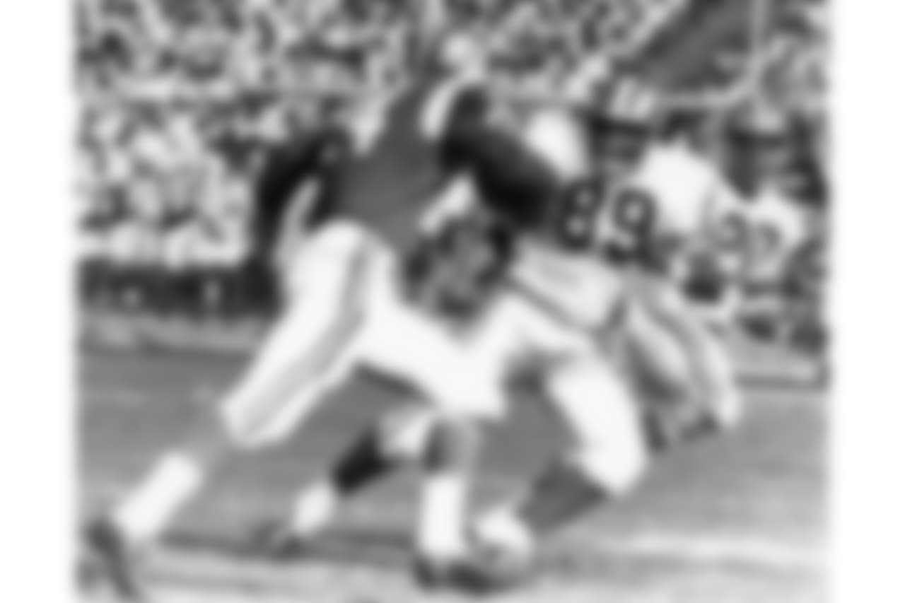 Green Bay Packers Hall of Fame linebacker Dave Robinson (89) and Detroit Lions Hall of Fame cornerback Lem Barney (20) pursue New York Giants running back Ernie Koy (24) of the East during the 1968 NFL Pro Bowl in Los Angeles, Calif., Jan. 21, 1968.
