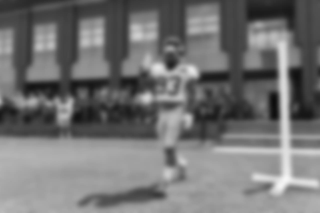 B.J. Goodson gets ready for practice
