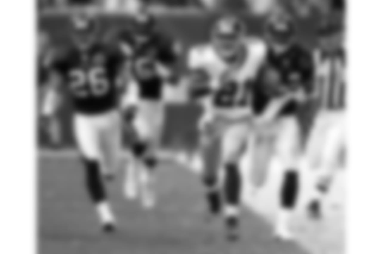 5) Tiki Barber (2002) -- 1,387 yards