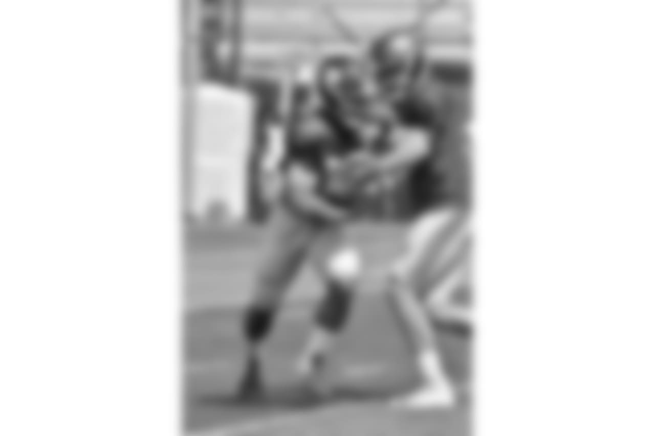 QB Eli Manning hands off the ball