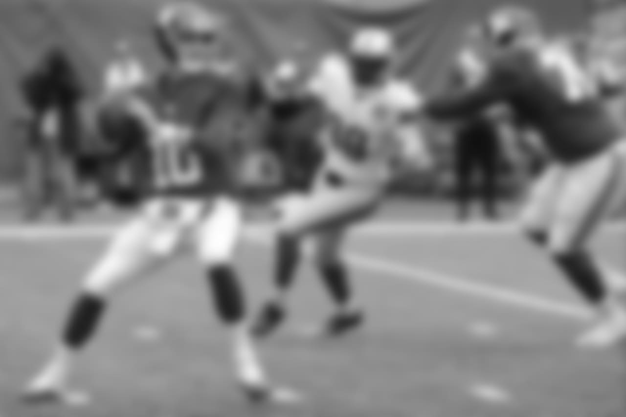 QB ELI MANNINGManning completed his first 11 passes vs. Detroit, a career-high to start a game. He went on to finish 20 of 28 for 201 yards with two touchdowns and no turnovers. He also became the seventh player in NFL history to reach 4,000 career completions.