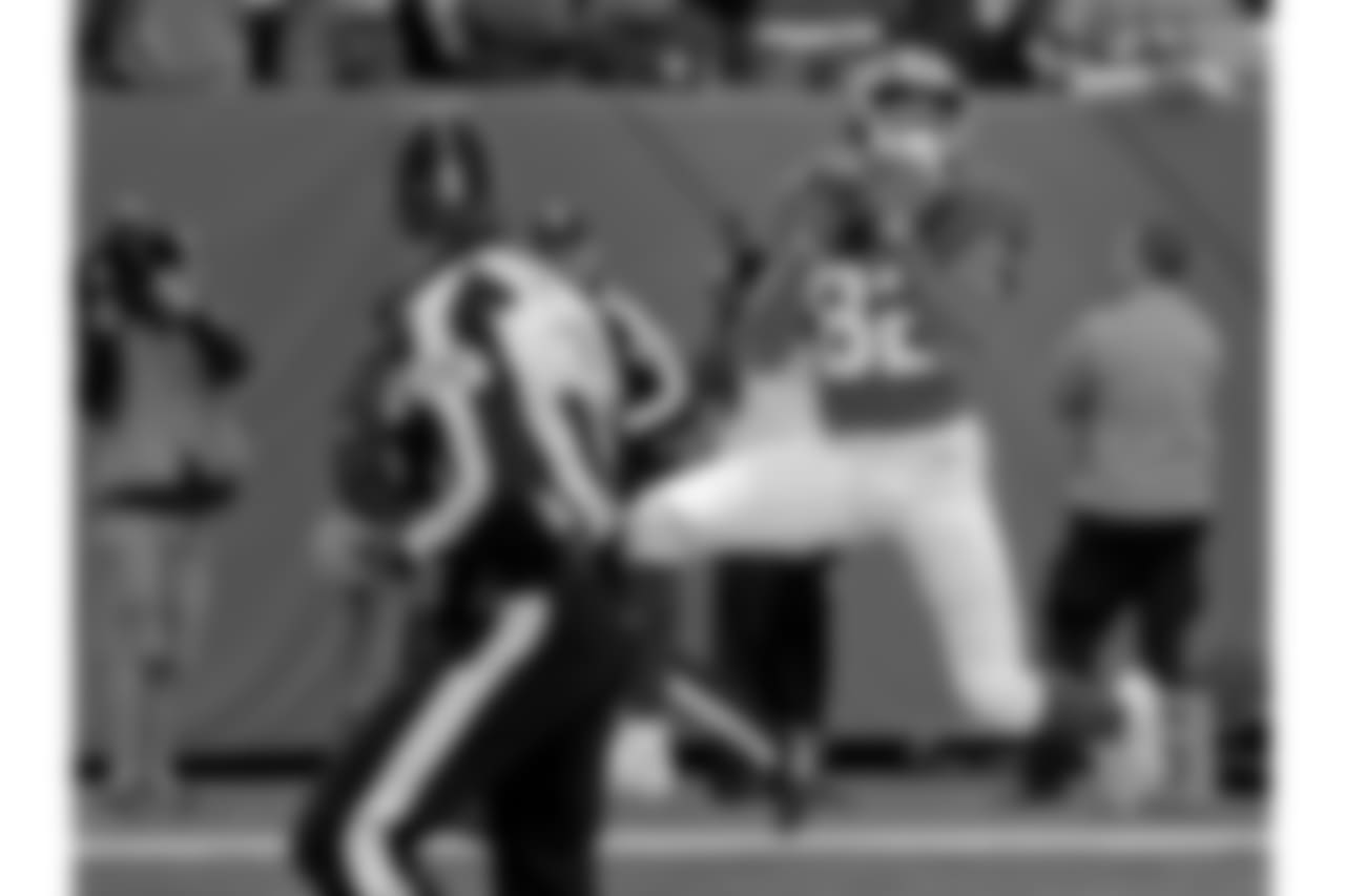 WR ROGER LEWISThe undrafted rookie from Bowling Green State gave the Giants an early 14-point lead on a 30-yard touchdown from Eli Manning. Lewis now has two touchdowns in the last three games.