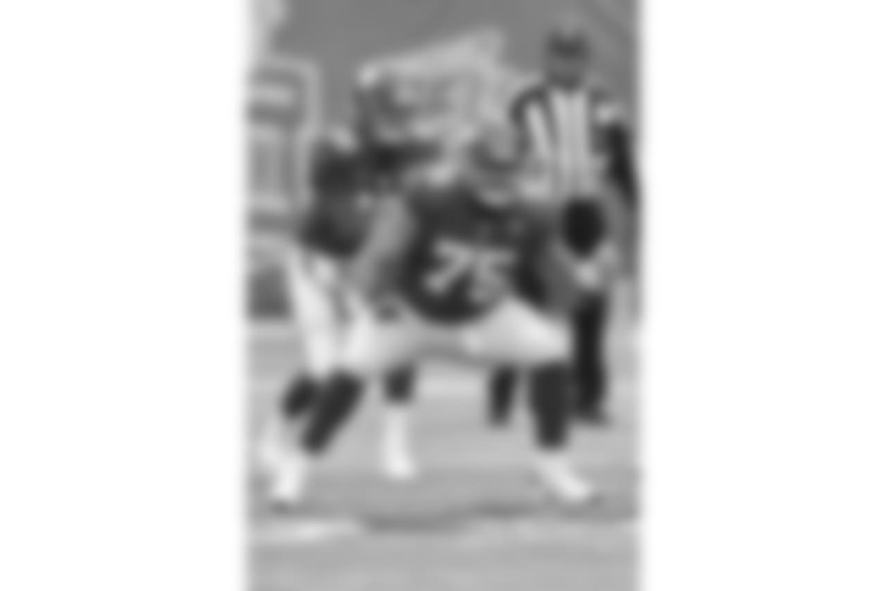 OL Jon Halapio