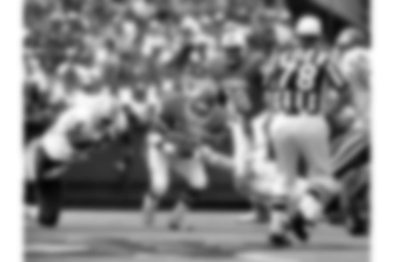 NFC running back Joe Morris of the New York Giants carries the football during the NFC's 28-24 victory over the AFC in the 1986 NFL Pro Bowl played on February 2, 1986 at Aloha Stadium in Honolulu, Hawaii. (AP Photo/NFL Photos)