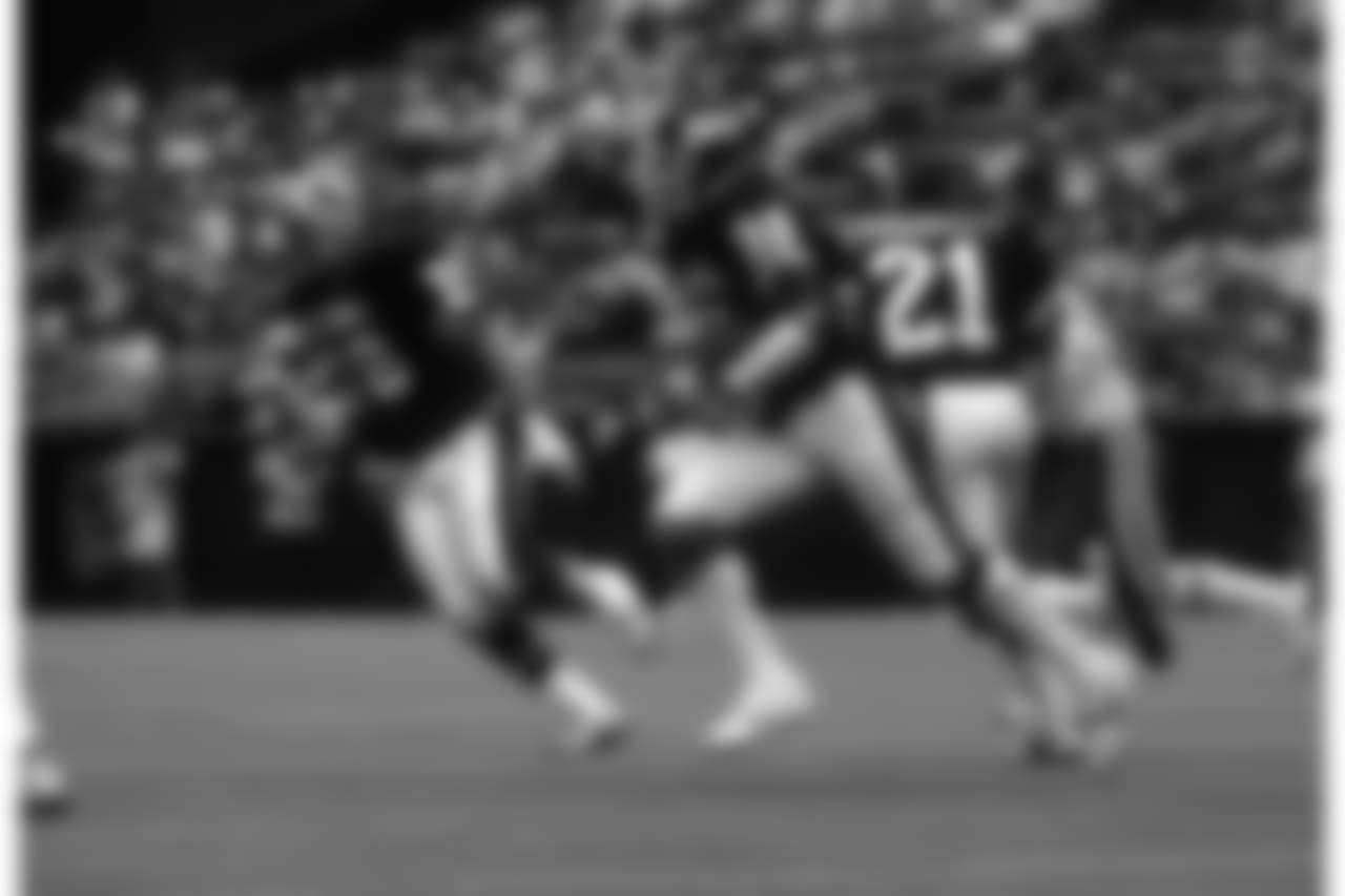 NFC defensive back Mark Haynes (36) of the New York Giants runs with the football after intercepting a pass during the NFC's 45-3 victory over the AFC in the 1984 NFL Pro Bowl played on January 29, 1984 at Aloha Stadium in Honolulu, Hawaii. (AP Photo)
