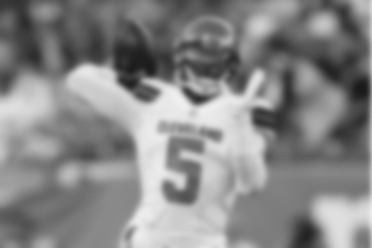 Cleveland Browns quarterback Tyrod Taylor (5) throws a pass during the first half of a preseason NFL football game against the New York Giants, Thursday, Aug. 9, 2018, in East Rutherford, N.J. (AP Photo/Adam Hunger)