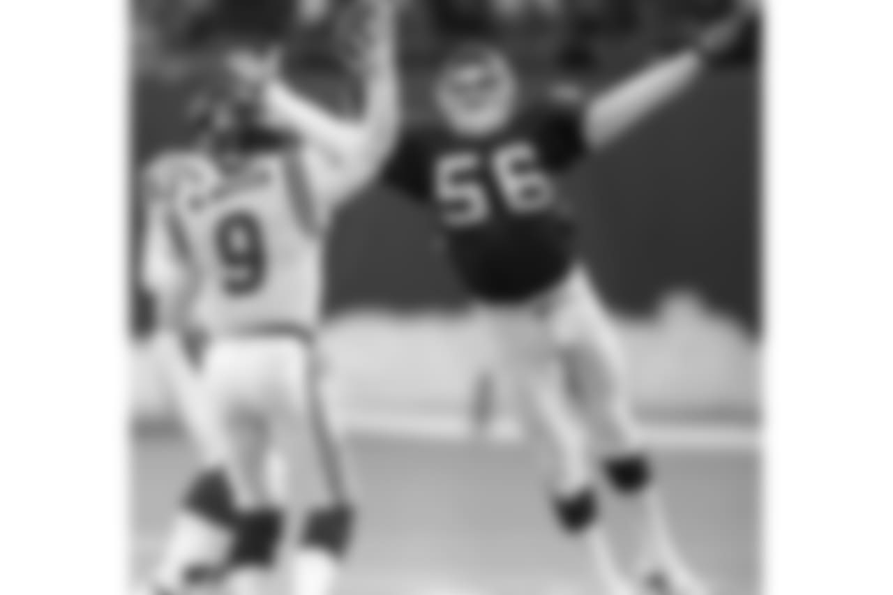 New York Giants linebacker Lawrence Taylor (56) pressures Minnesota Vikings quarterback Jim McMahon Jan. 9, 1994 in East Rutherford, N.J. (AP Photo/Mark Lennihan)
