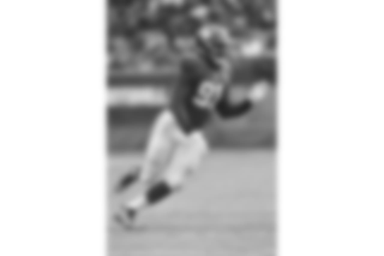 OLB Avery Moss