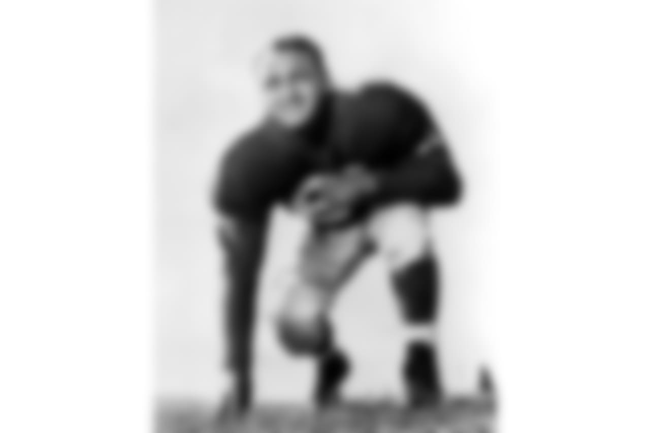 This Dec. 11, 1956 file photo shows Andy Robustelli (81), an end for the New York Giants. (AP Photo/File)