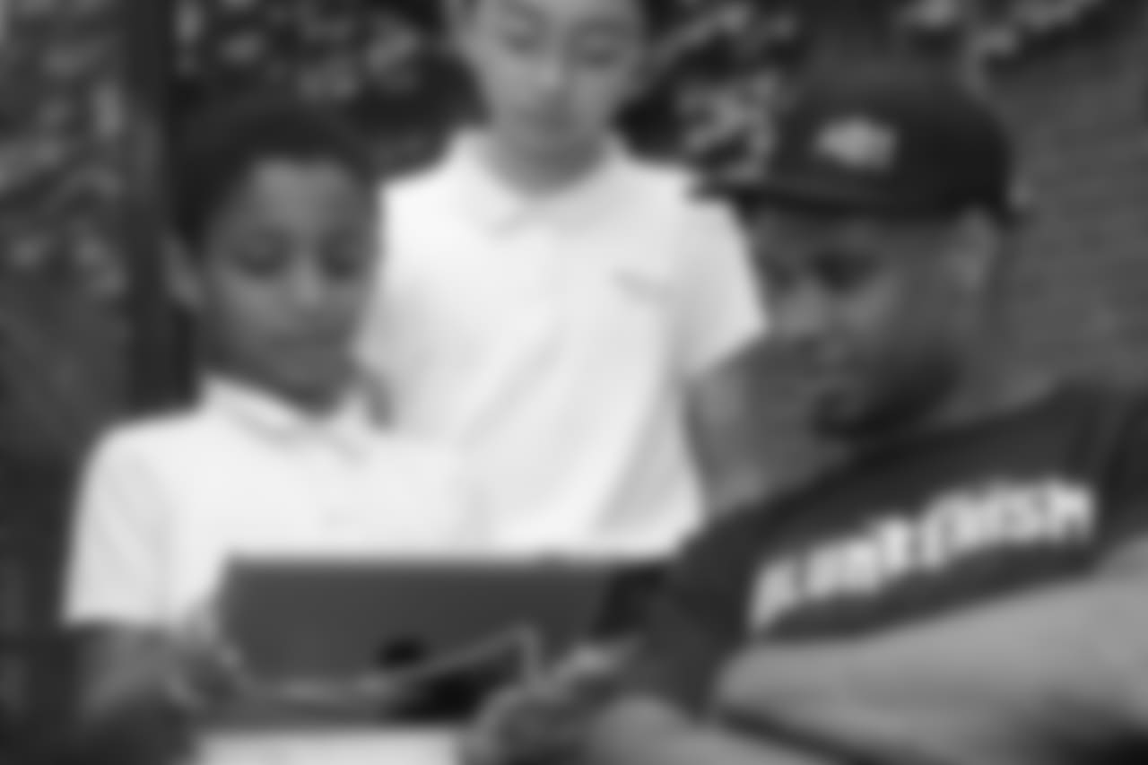 20180614_iPadDonation_Kelly682