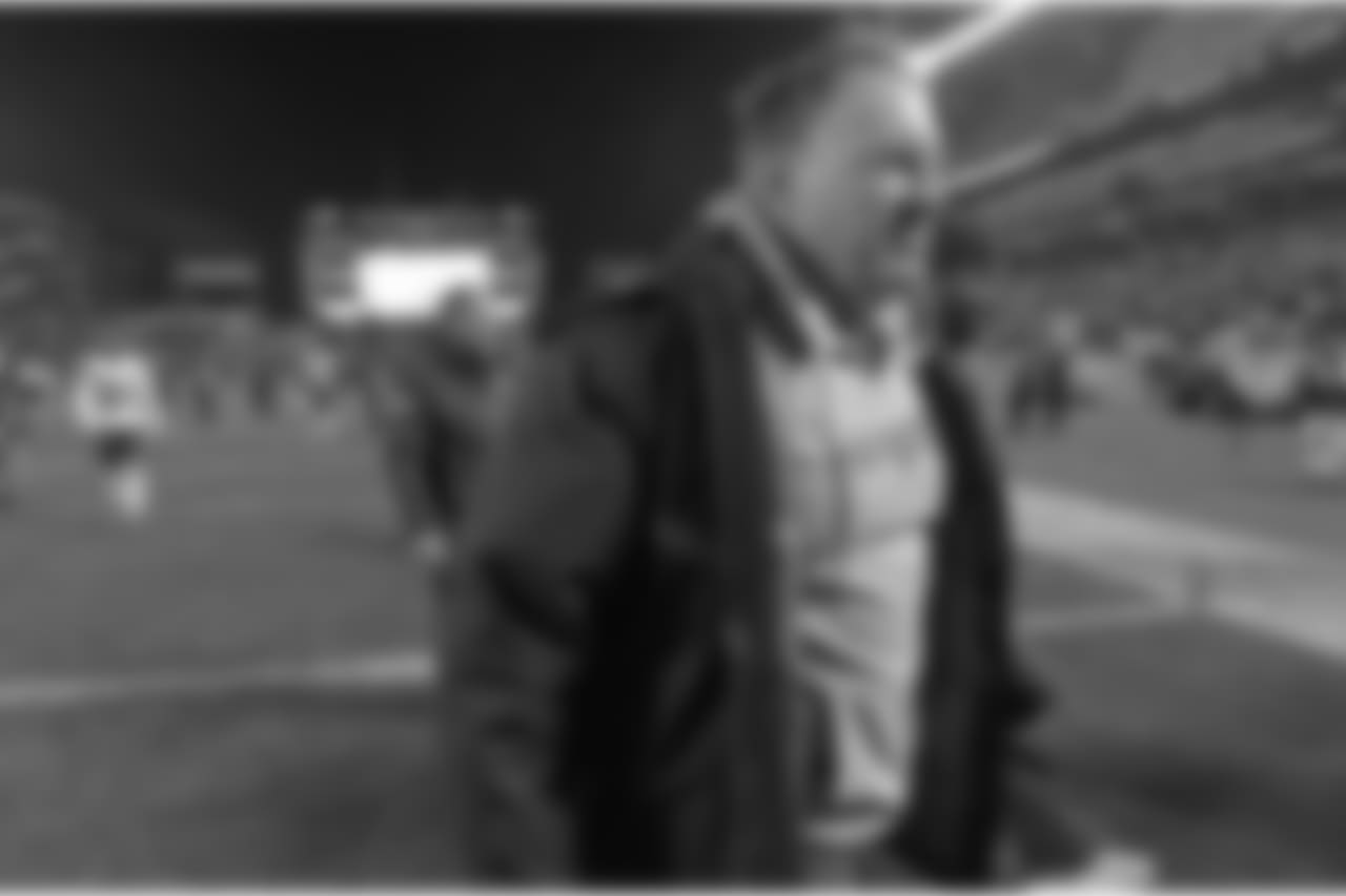 New England Patriots head coach Bill Belichick walks off the field after an NFL football game against the Pittsburgh Steelers in Pittsburgh, Sunday, Dec. 17, 2017. The Patriots won 27-24. (AP Photo/Don Wright)