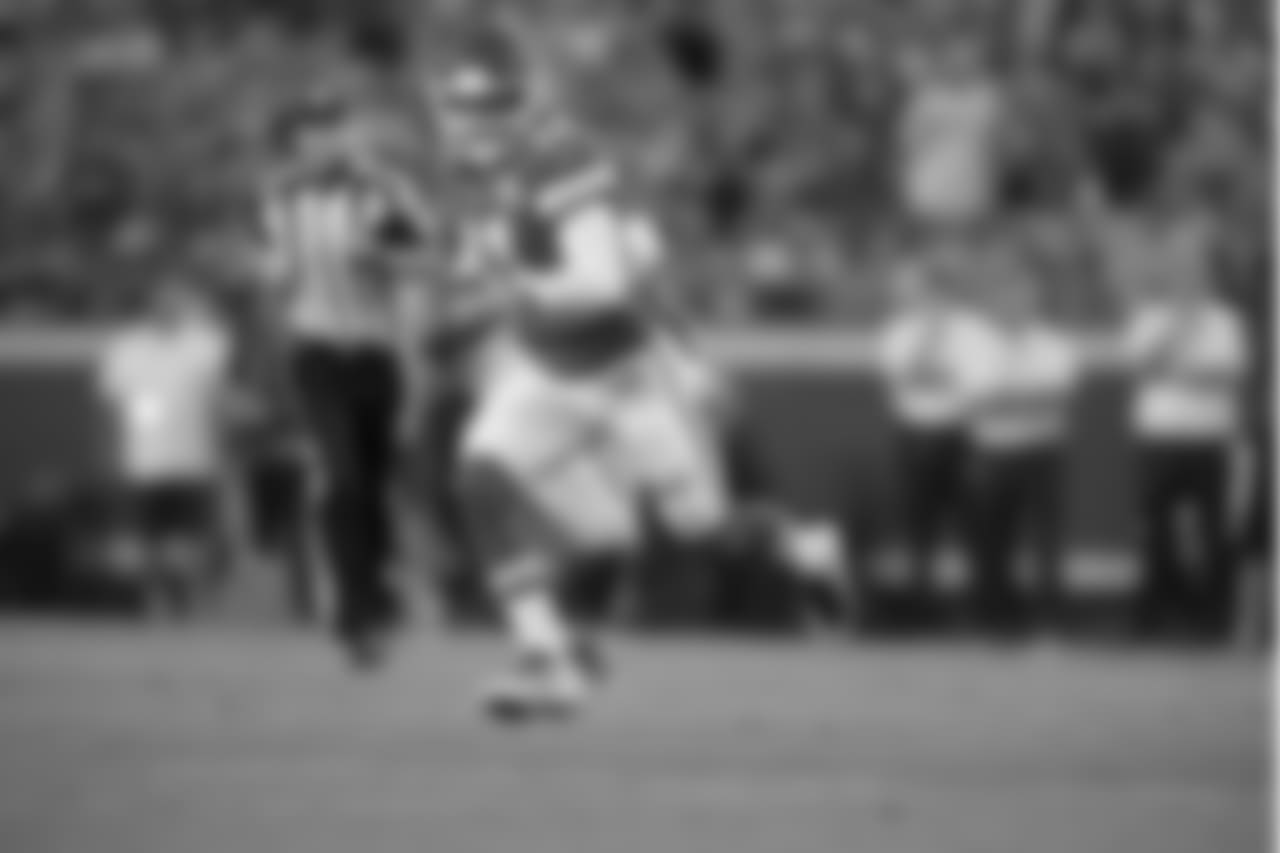 Kansas City Chiefs quarterback Alex Smith (11) scrambles for yardage in action agains the San Francisco 49ers Friday August 11, 2017 in Kansas City, Mo. (Damian Strohmeyer via AP)