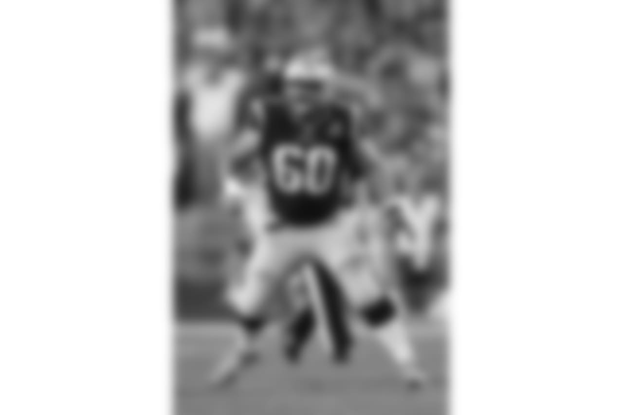 New England Patriots center David Andrews (60) pass blocks in action against the Kansas City Chiefs Thursday Sept. 7, 2017 in Foxboro, Mass (Damian Strohmeyer via AP)