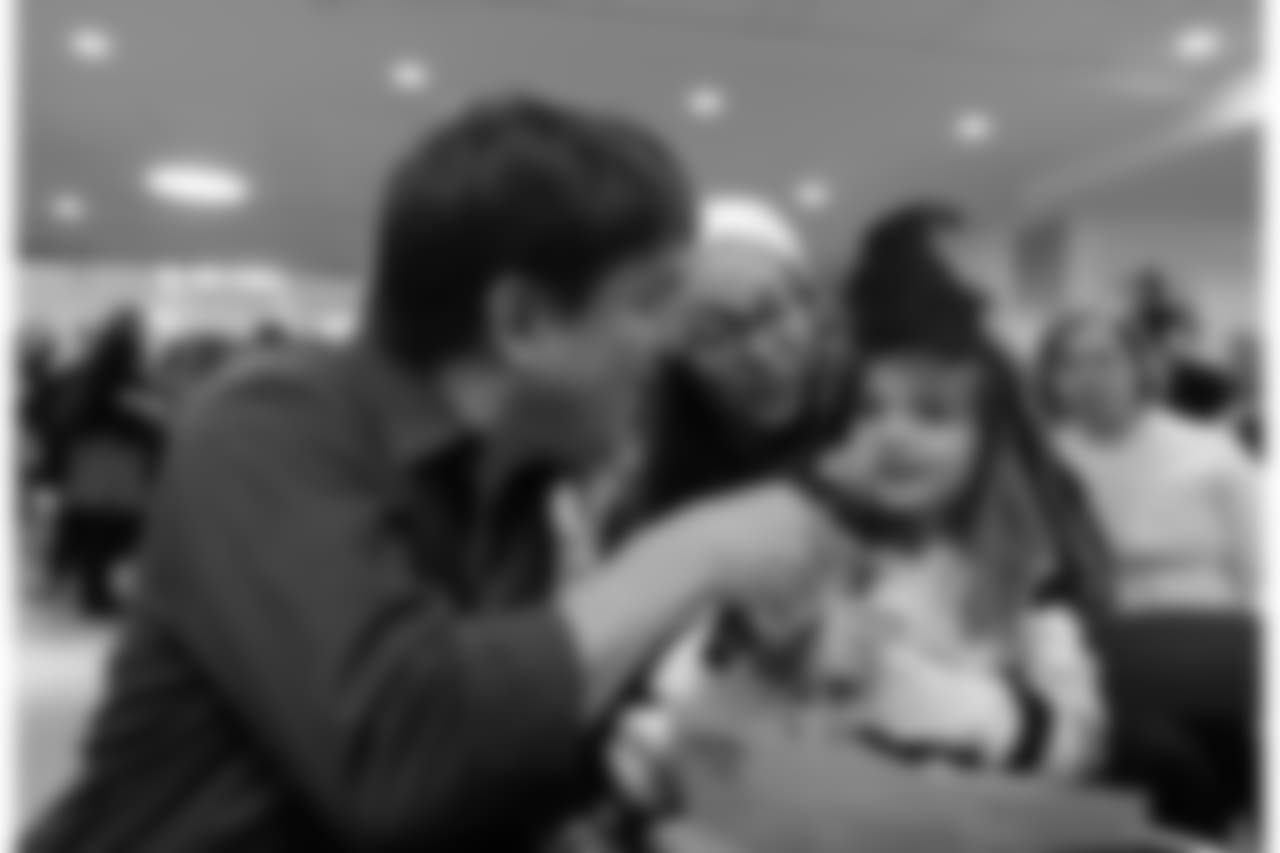 BOSTON, MA - DECEMBER 12: Boston Pops conductor Keith Lockhart sings with Grace and Mom at the Boston Pops Holiday Concert at Boston Children's Hospital December 12, 2017 in Boston, Massachusetts. (Photo by Darren McCollester/Getty Images for Boston Children's Hospital)