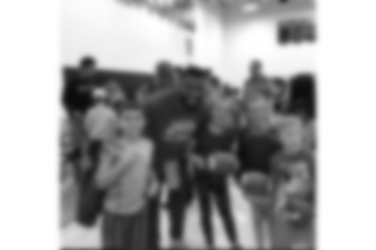 Elandon Roberts – Instagram (@the_erob52): Being able to live my dream and go out in the community and put a smile on kids faces is awesome! #darkgrind #humble