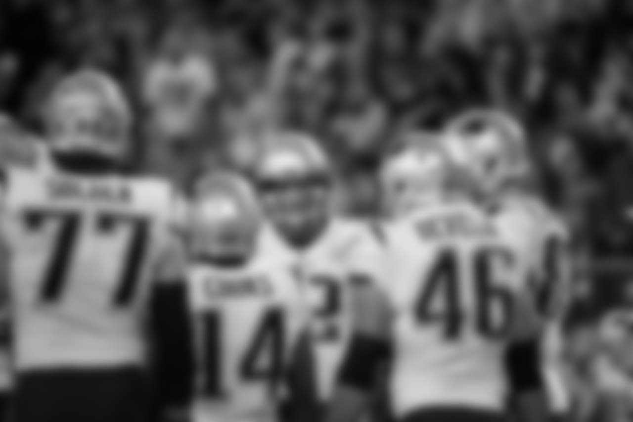 New England Patriots' Tom Brady, center, huddles with teammates during the first half of the NFL Super Bowl 52 football game against the Philadelphia Eagles Sunday, Feb. 4, 2018, in Minneapolis. (AP Photo/Matt York)