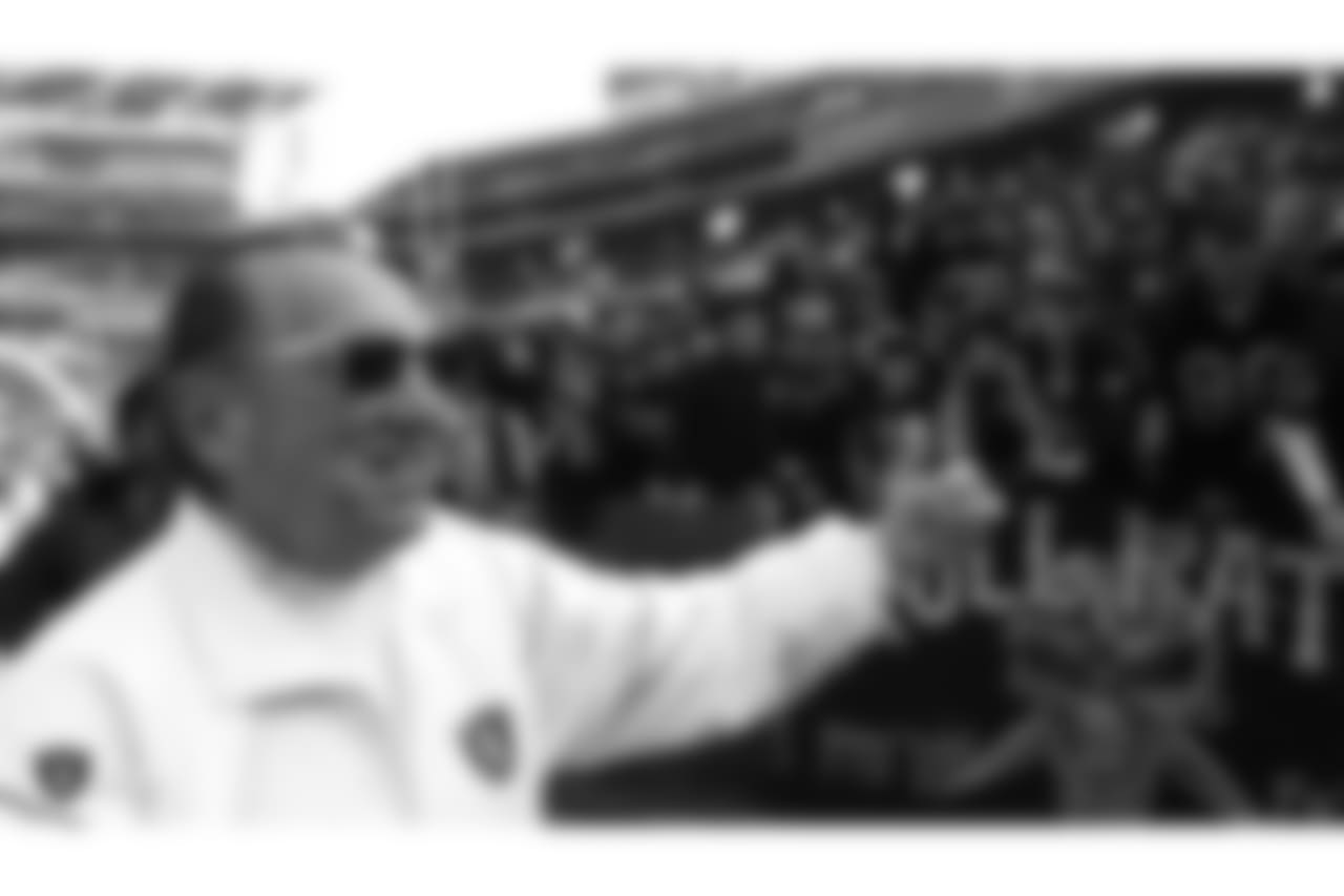 FILE - In this Dec. 26, 1998 file photo, Oakland Raiders owner Al Davis gives a thumbs-up to fans prior to the game with the Kansas City Chiefs, in Oakland, Calif. The Oakland Raiders announce Saturday, Oct. 8, 2011, that longtime owner and Hall of Famer Davis has died. He was 82. It is not immediately clear when and where he died. (AP Photo/Paul Sakuma, File)