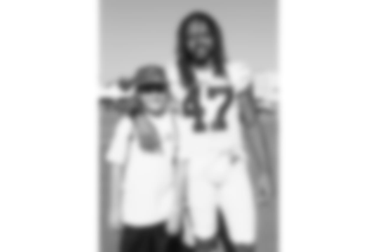 Cornerback (47) Ramon Richards of the Los Angeles Rams poses for a photo with a fan during Day 3 of Training Camp, Saturday, July 28, 2018, in Irvine, CA. (Will Navarro/Rams)