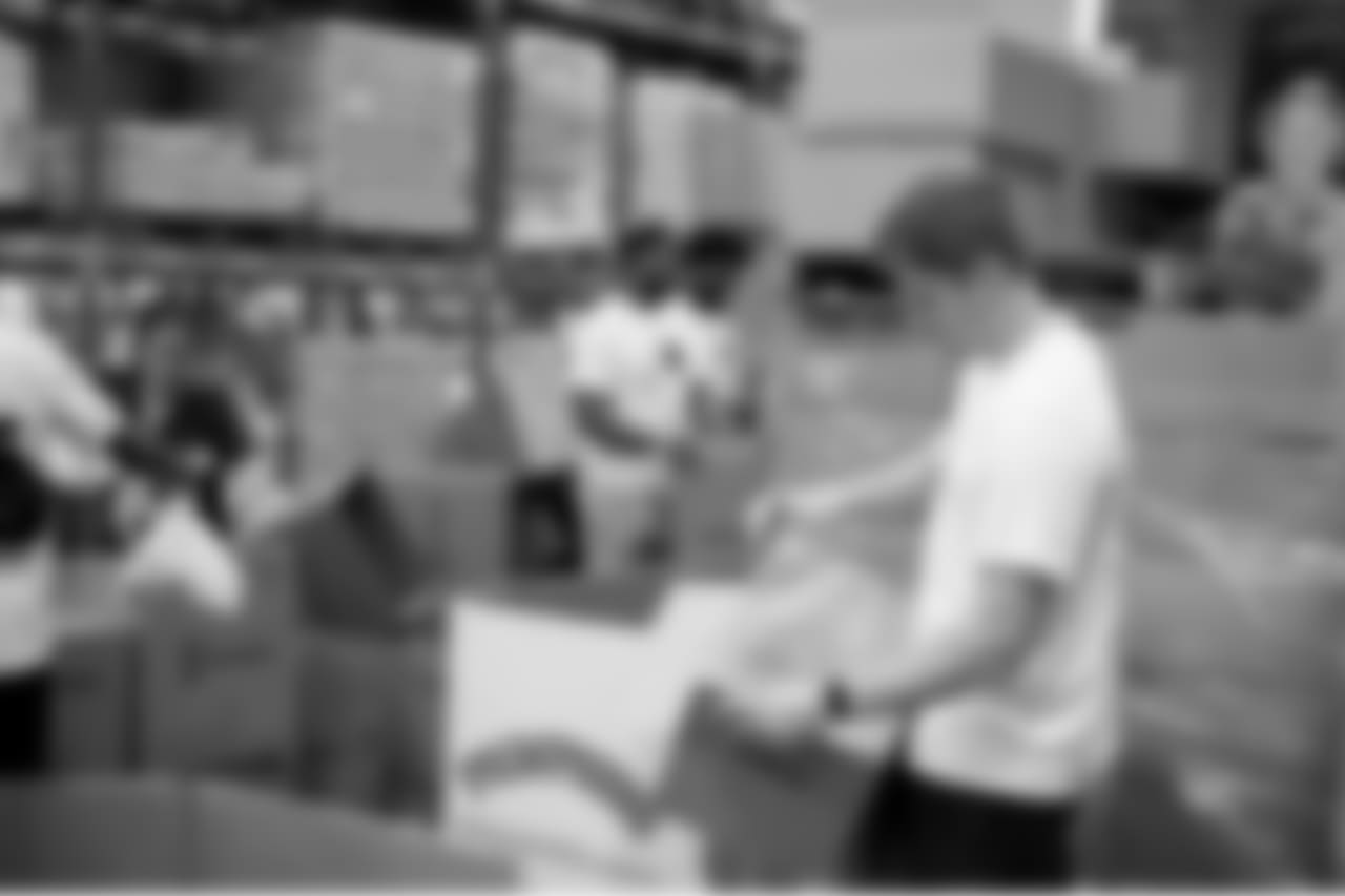 052518-FoodBank0017