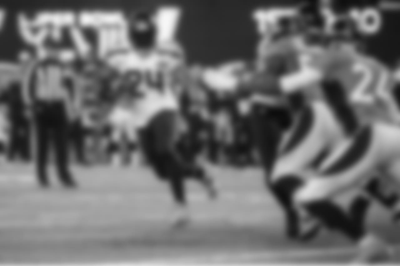 Seattle's Marshawn Lynch tries the right side in the second quarter and would score a touchdown later in the drive, giving the Seahawks a 15-0 lead.
