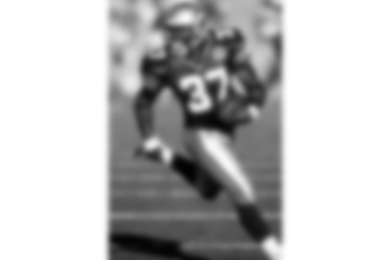 Running back Shaun Alexander (37) of the Seattle Seahawks looks downfield during a 28 to 16 preseason win over the Indianapolis Colts on August 5, 2000 in Seattle. (AP Photo / Al Messerschmidt)