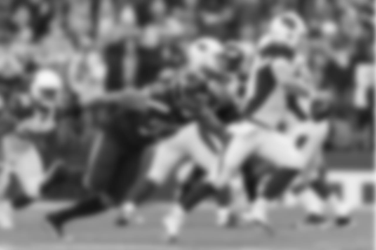 Seahawks defensive lineman Michael Bennett pressures Arizona quarterback Drew Stanton.