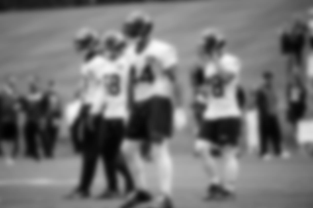 DE Marcus Smith, middle