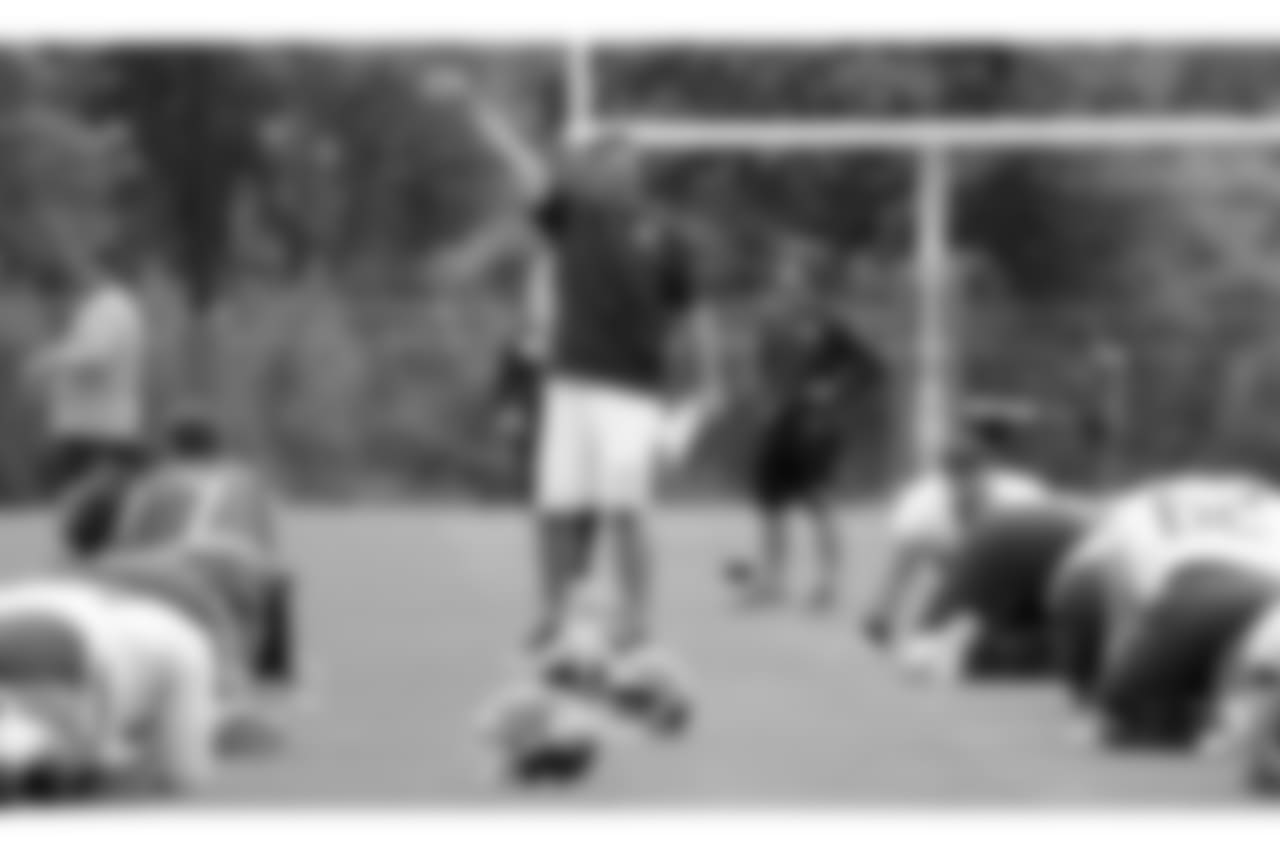 Tennessee Titans head coach Mike Vrabel, center, watches as players warm up during NFL football minicamp Wednesday, June 13, 2018, in Nashville, Tenn. (AP Photo/Mark Humphrey)