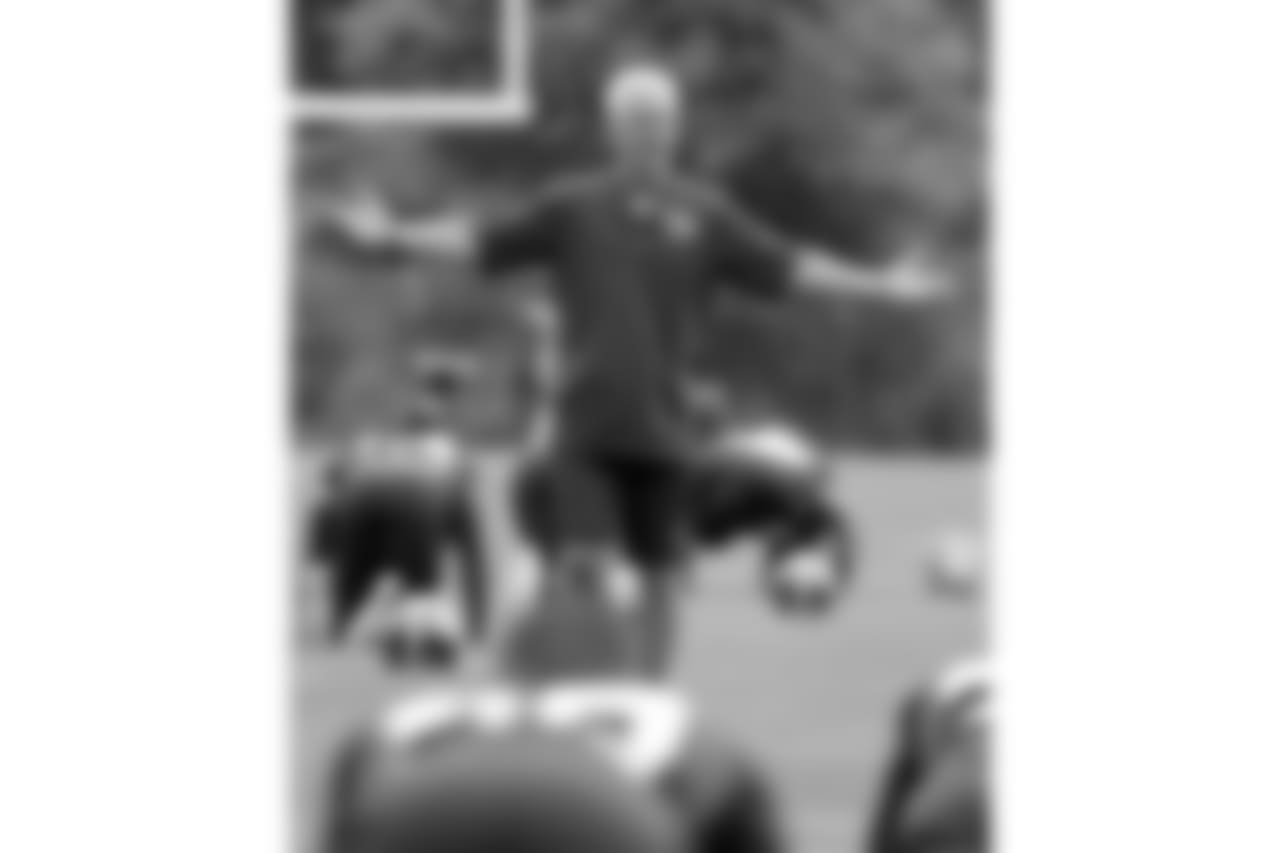 Tennessee Titans secondary coach Kerry Coombs watches as players warm up during NFL football minicamp Wednesday, June 13, 2018, in Nashville, Tenn. (AP Photo/Mark Humphrey)