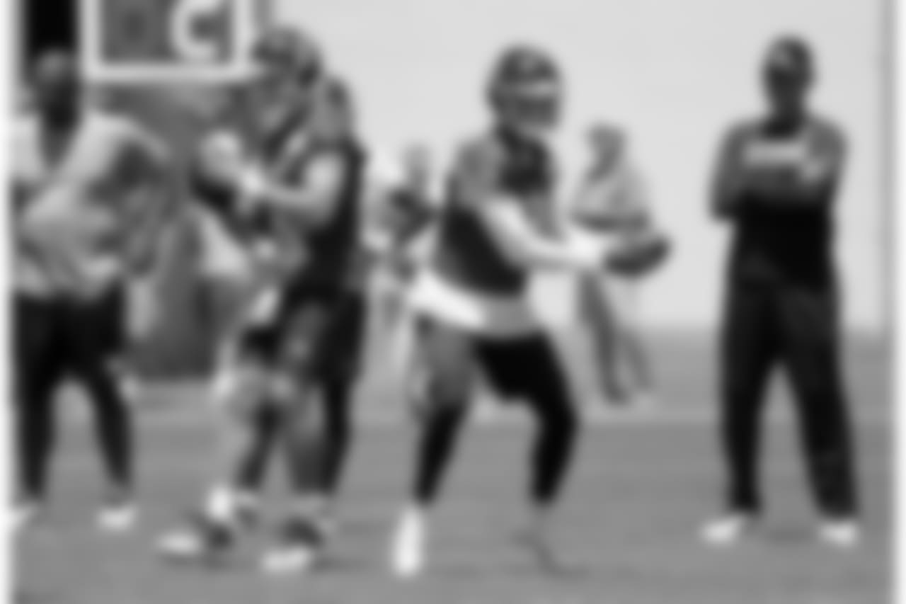 Tennessee Titans quarterbacks Blaine Gabbert (7) and Marcus Mariota (8) run a drill during an organized team activity at the Titans' NFL football training facility Tuesday, June 5, 2018, in Nashville, Tenn. (AP Photo/Mark Humphrey)