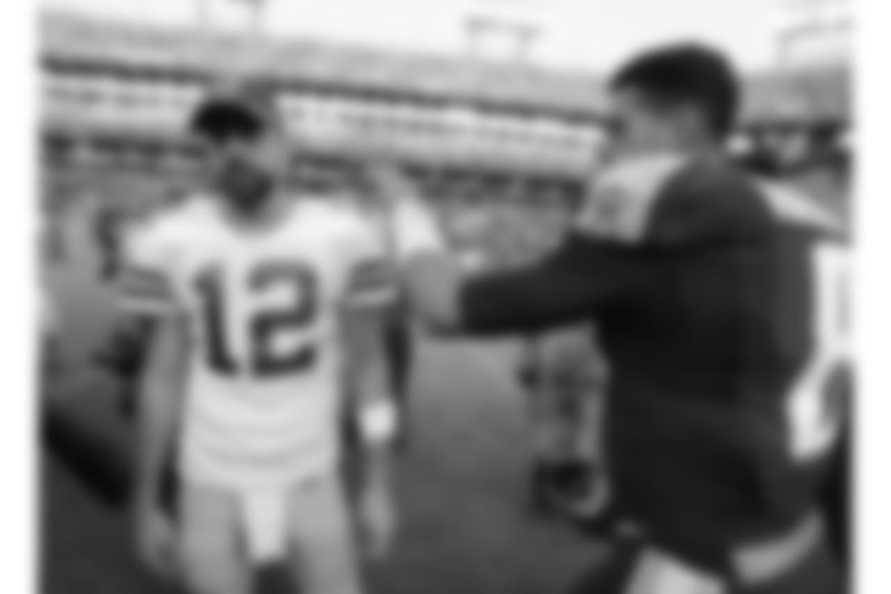 Los quarterbacks Marcus Mariota (8) de los Titans de Tennessee y Aaron Rodgers (12) de los Packers de Green Bay tras el final del partido de la NFL, el domingo 13 de noviembre de 2016. (AP Foto/Mark Zaleski)
