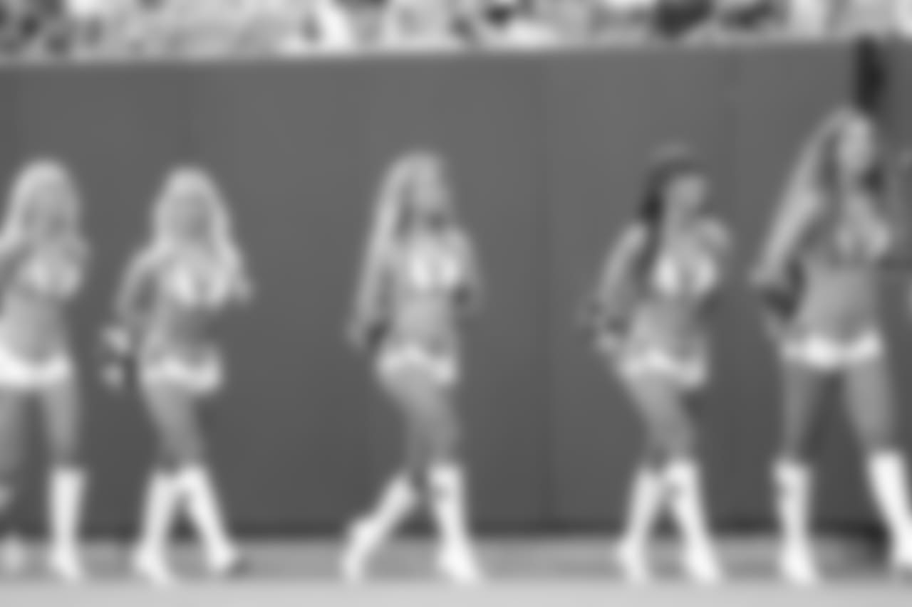 cheerleaders-180814-scrimmage241536