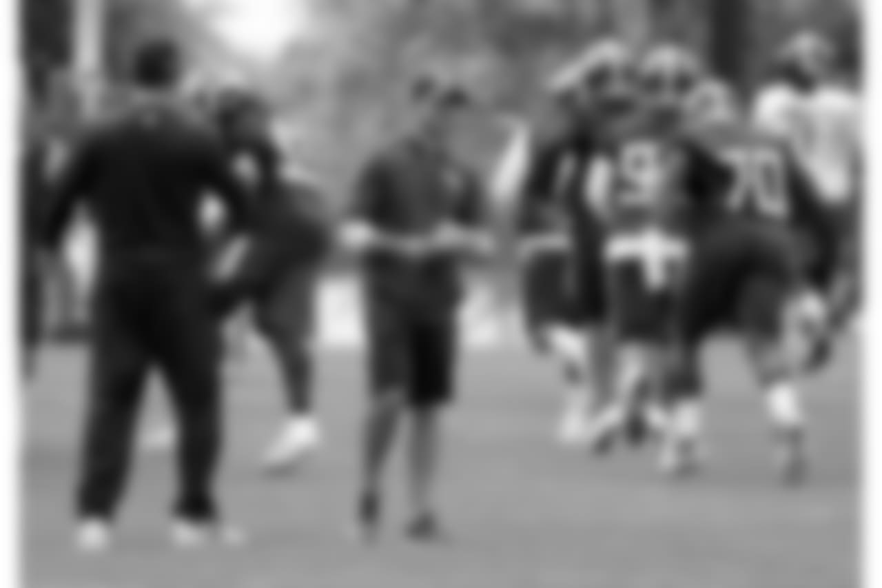 Tennessee Titans offensive coordinator Matt LaFleur, center, watches as players warm up during NFL football minicamp Tuesday, June 12, 2018, in Nashville, Tenn. (AP Photo/Mark Humphrey)