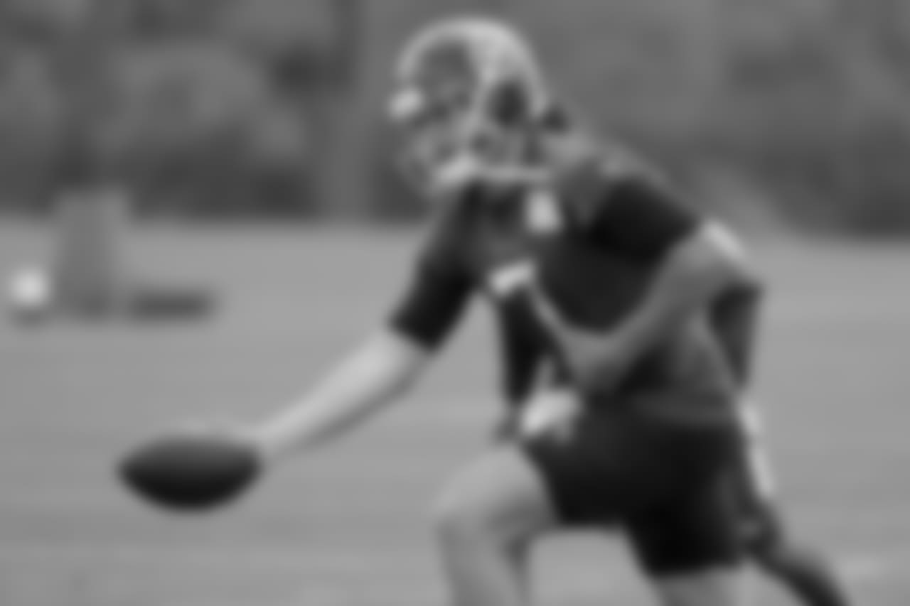 Tennessee Titans quarterback Blaine Gabbert runs a drill during the team's voluntary practice at its NFL football training facility Thursday, April 26, 2018, in Nashville, Tenn. (AP Photo/Mark Humphrey)