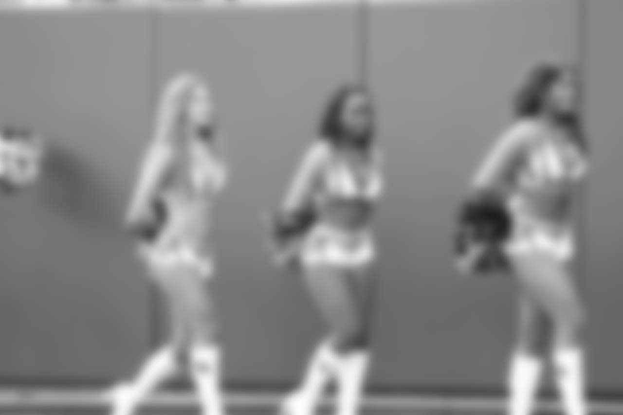 cheerleaders-180814-scrimmage241538