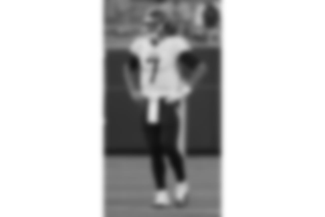 Tennessee Titans' Blaine Gabbert warms up before a preseason NFL football game against the Green Bay Packers Thursday, Aug. 9, 2018, in Green Bay, Wis. (AP Photo/Matt Ludtke)