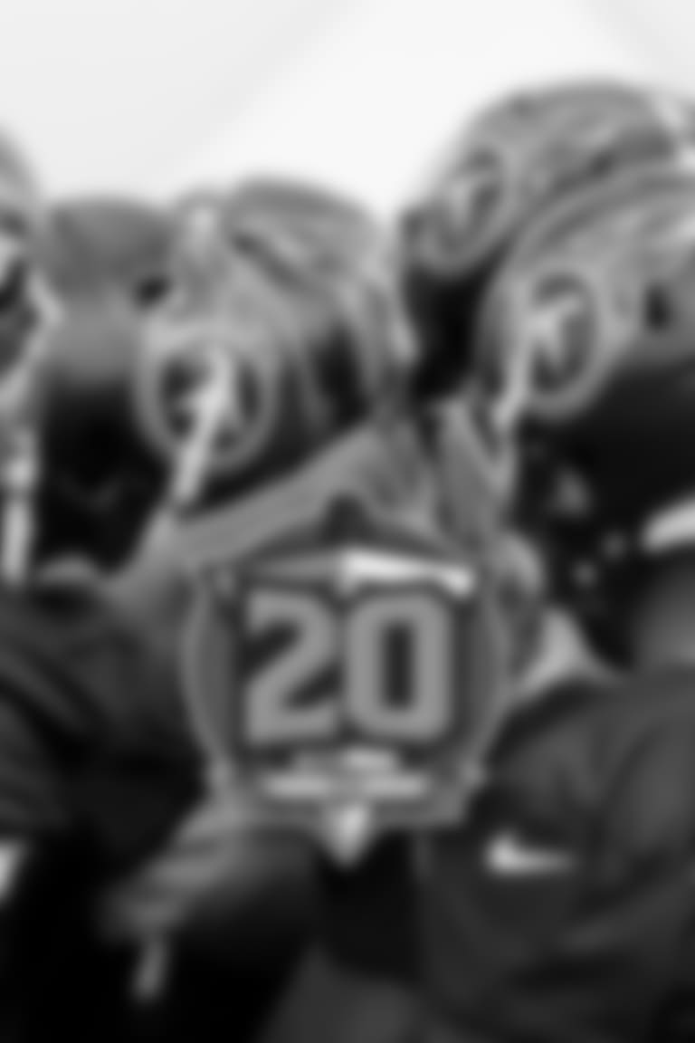 titans-helmets-huddle2560x1440-20
