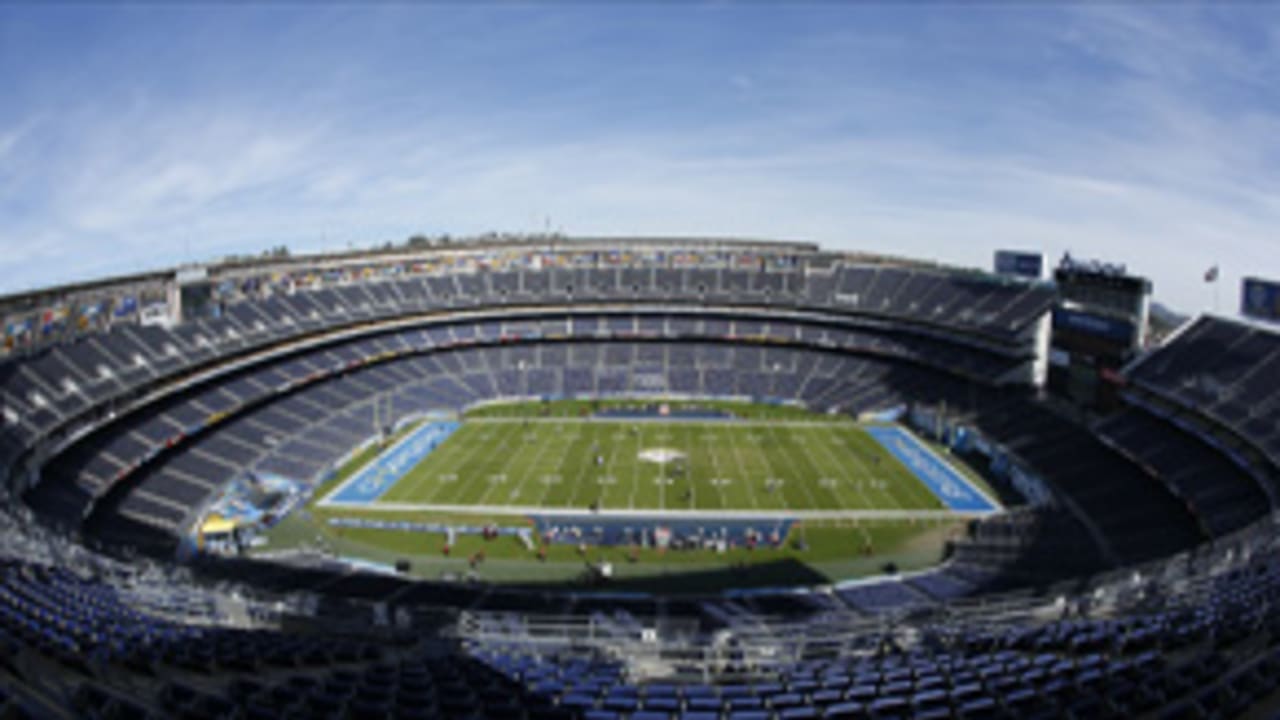empty-football-field-020414-evo.jpg