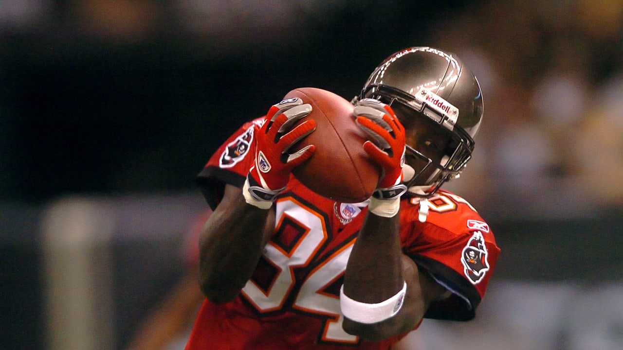 NFC Tampa Bay Buccaneers Derrick Brooks (55) comes down on AFC