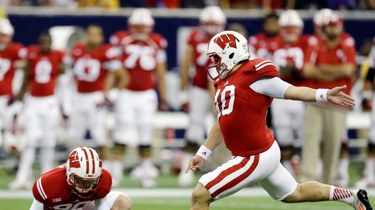 Wisconsin kicker boots field goal off holder's nose