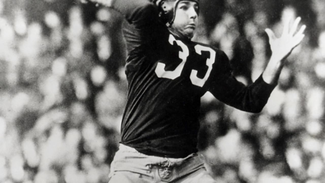 Fullback Larry Moriarty of the Houston Oilers runs with the football  News Photo - Getty Images