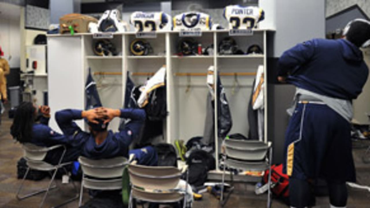 lockerroom-130828-evo.jpg
