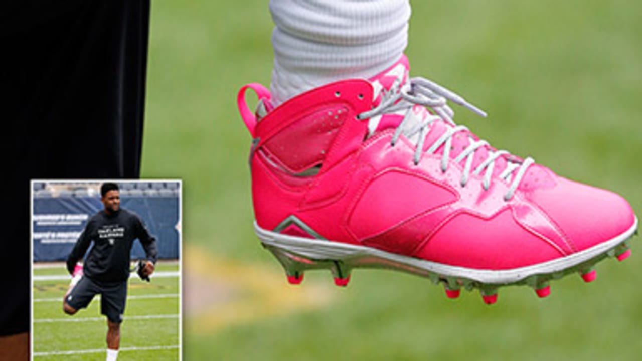 Dallas Cowboys Wear Pink Cleats for Breast Cancer Awareness Month –  Footwear News