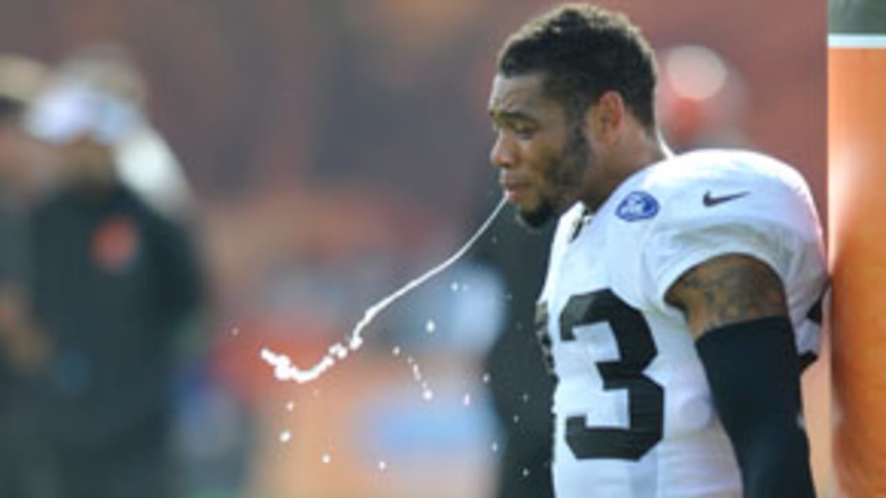 NFL-spitting-131029-EVO.jpg
