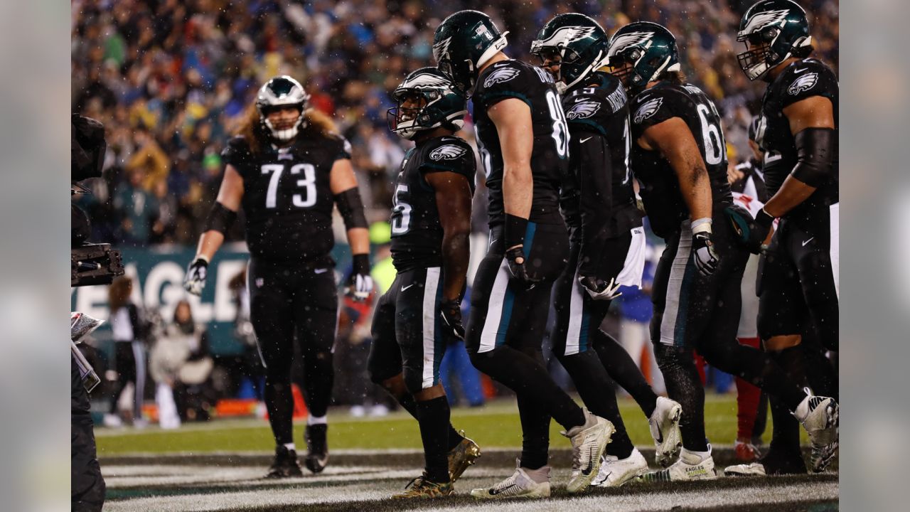 Cincinnati Bengals tackle Eric Winston (73) celebrates after wide