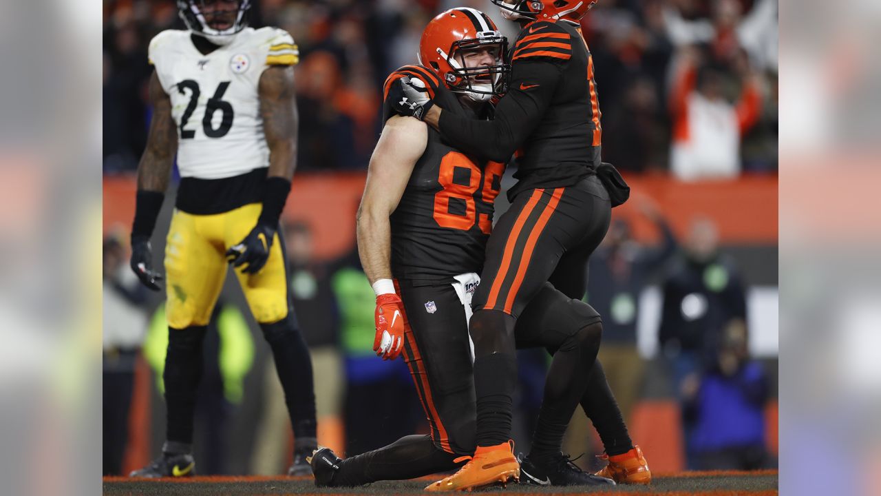 Cleveland Browns tight end Stephen Carlson (89) gets by Pittsburgh